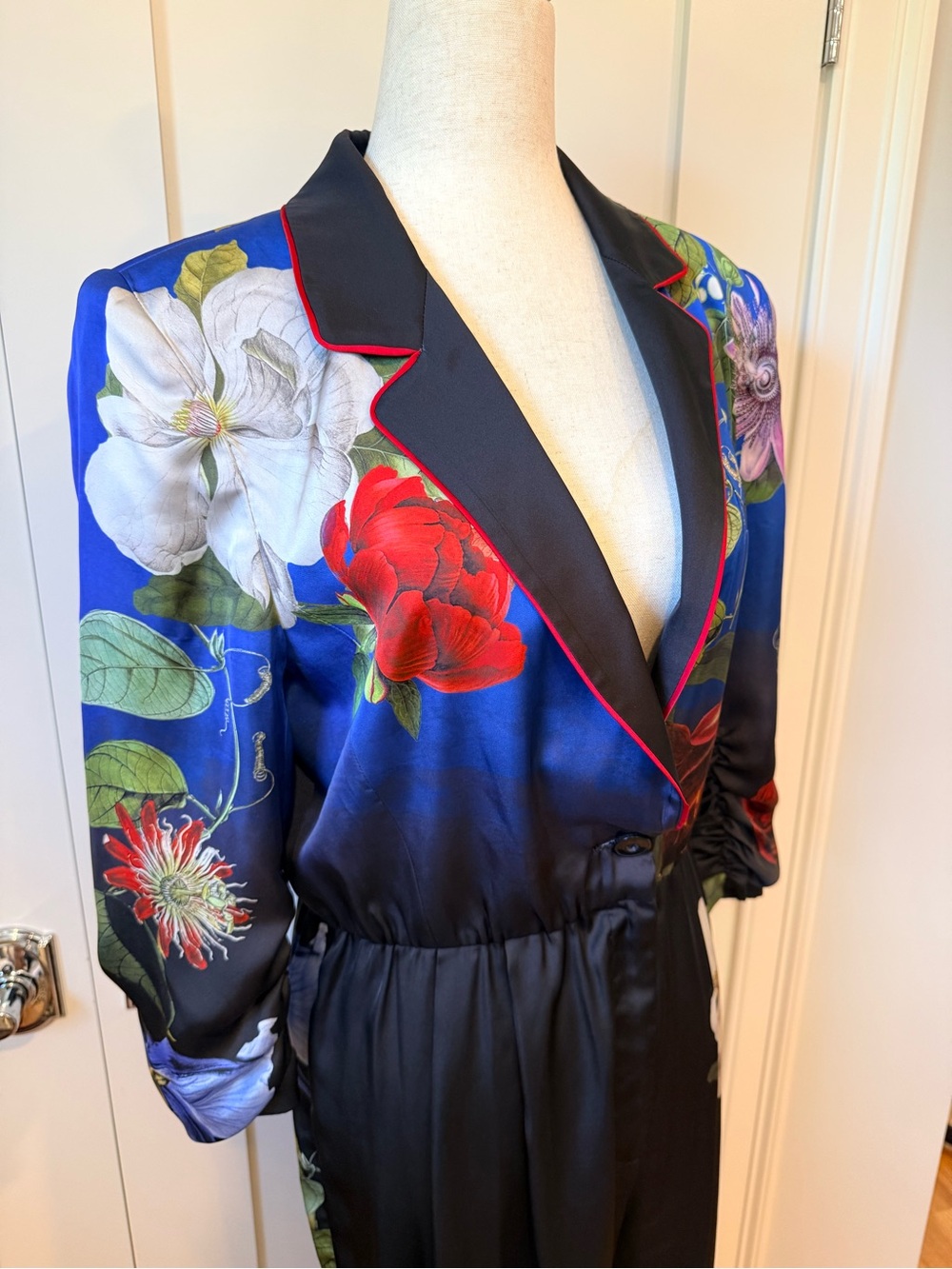 Alice + Olivia Louetta Black Floral Jumpsuit with Blue Accents - Picture 13 of 16